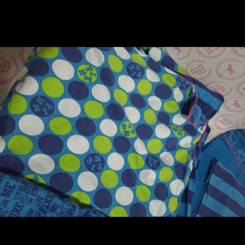 ❌ISO❌Victoria Secret Pink duvet!